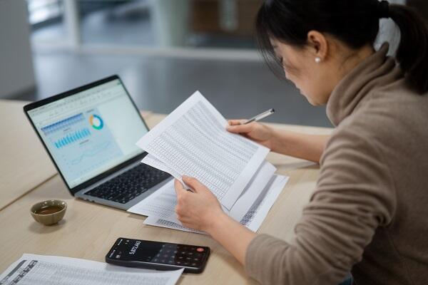 Woman factoring in the expense recognition principle while entering in expenses and costs